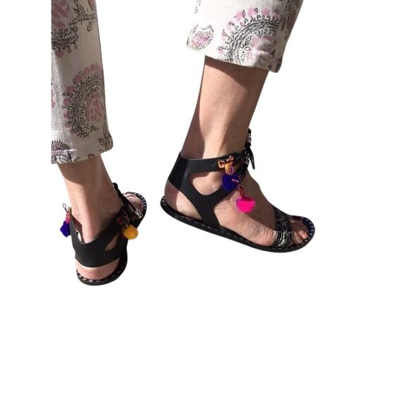 Steve Madden Black Leather Pom Pom Gladiator Sandals Women’s 7M - Picture 8 of 8